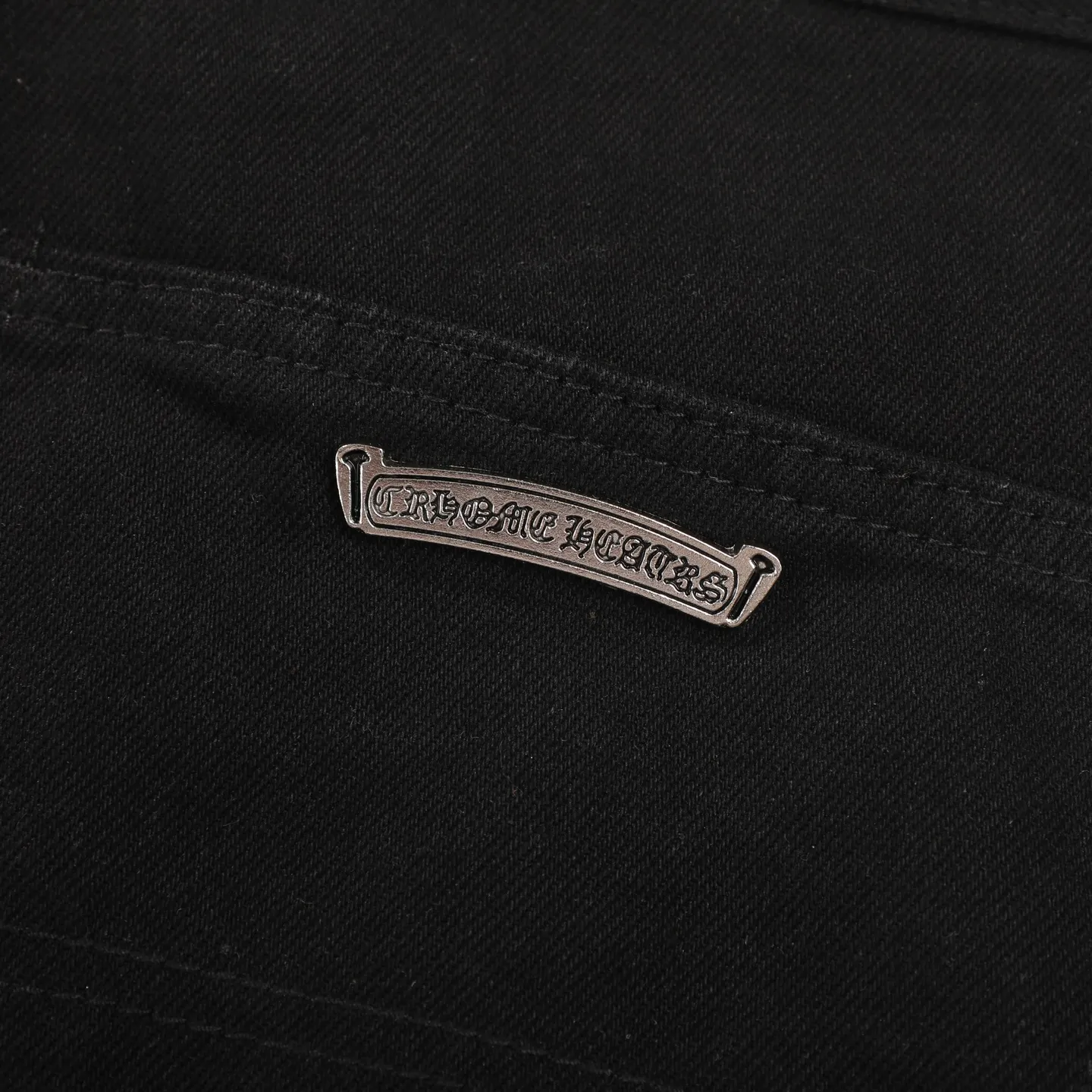 P260 Chrome Hearts Chrome Hearts black multi-element graffiti overalls Chrome Hearts clothing creative director Mattyboy Mattyboy, whose real name is Matt DiGiacomo, is a graffiti artist with a non-school background. He started to serve as the creative director of the Chrome Hearts clothing series in 2018. Since then, Chrome Hearts, which has been injected with young blood, has become popular again. Popular clothing and leather goods, especially the vintage trousers modified product line, must be pre-ordered in stores around the world. Especially patterns like Checker Ball, Checker Eyes and Smiling Lips. The fictional record company logo "SexRecords" often appears in his works, forming his unique style. "I hate humanity, but I love art. Before the end of my life, I just want to do my best to create." ----Matty Boy Mattyboy and vrigil Abloh are also very close. They are both ICONs who bring street culture into luxury accessories. Via.MattyBoy90 (IG) Size: 28/30/32/34/36 Waist: 69/74/79/84/89 Knee circumference: 50/51.5/53/54.5/56 Pants length: 102/104/106/108/110